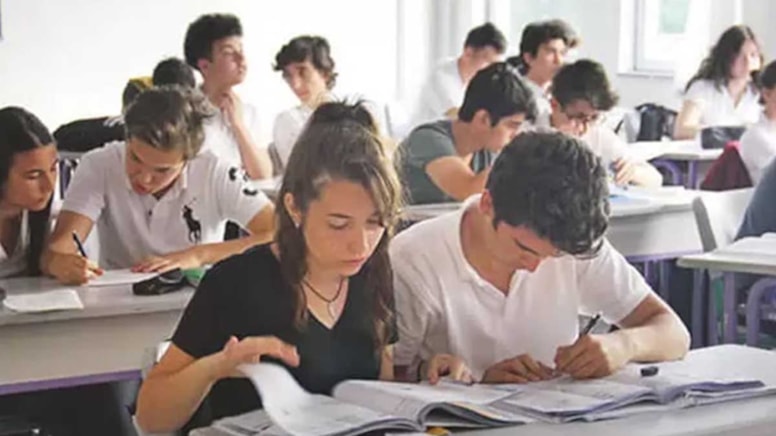 Liselerde yeni dönem başladı: 1 yılda 1000'den fazla öğrenci revire kaldırılınca radikal karar alındı - Görsel 1