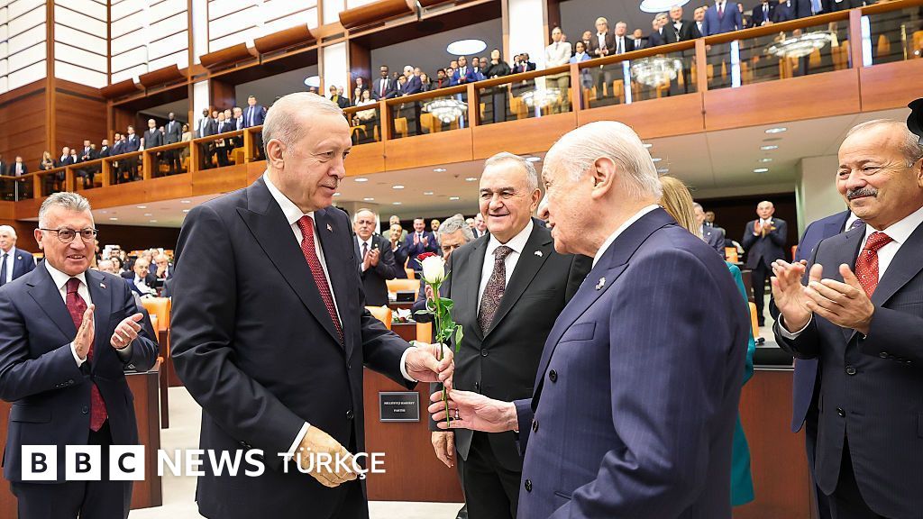 Meclis'in açılışı protestolar ve tokalaşmalarla geçti; fon krizi gündemin diğer boyutu oldu