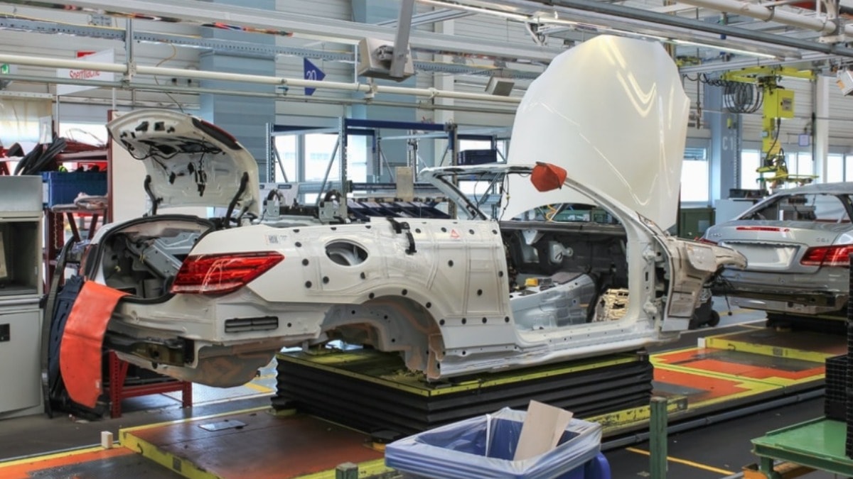 Mercedes Almanya'da 800 milyon euro tasarruf hedefledi: İki fabrika kapanma riskiyle karşı karşıya