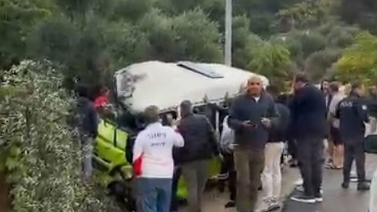 Minibüs su kanalına devrildi: 1 ölü, 2 yaralı - Görsel 1