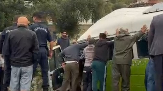 Minibüs su kanalına devrildi: 1 ölü, 2 yaralı - Görsel 2