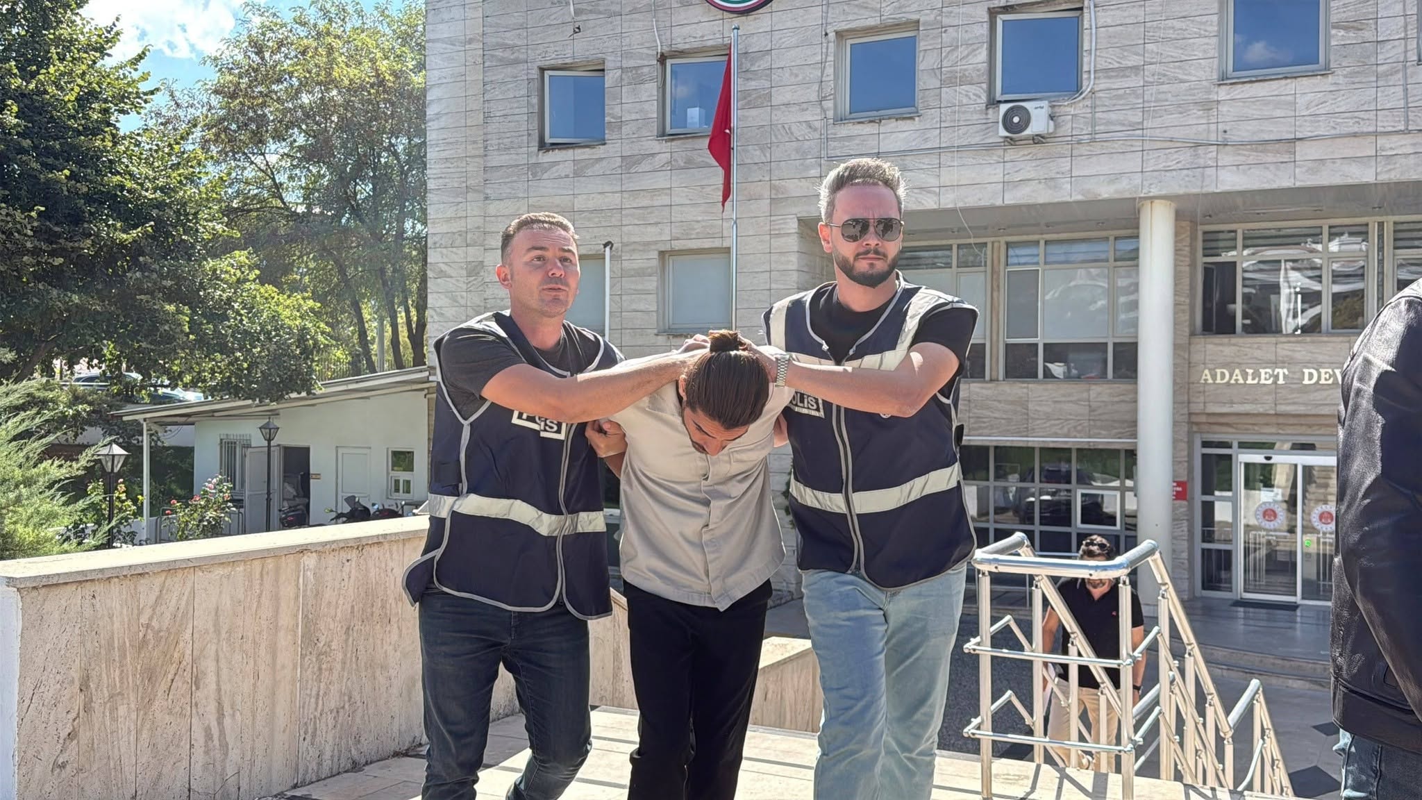 Muğla'da Atatürk büstünü çalan şüpheli tutuklandı, büst yerine konuldu