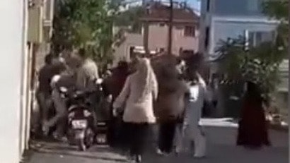 Müteahhit ile inşaat işçileri birbirine girdi, ortalık savaş alanına döndü - Görsel 2