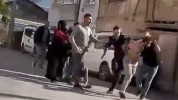 Müteahhit ile inşaat işçileri birbirine girdi, ortalık savaş alanına döndü - Görsel 1