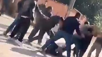 Müteahhit ile inşaat işçileri birbirine girdi, ortalık savaş alanına döndü