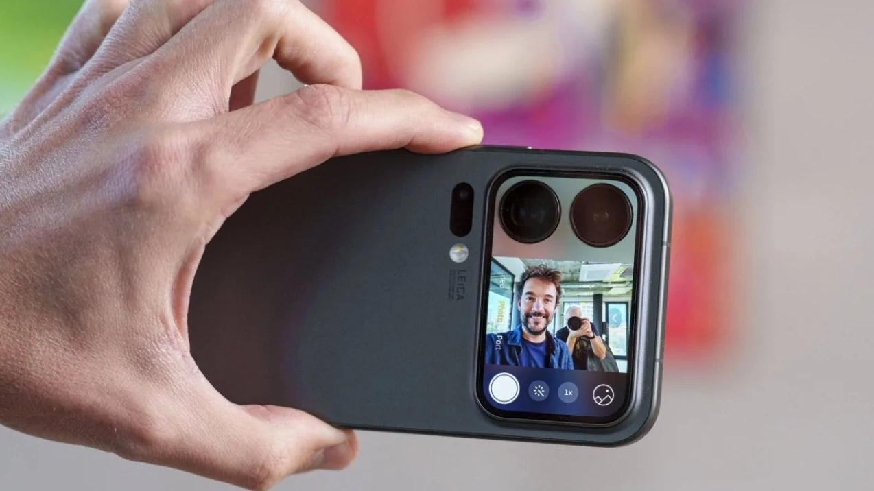 Ne iPhone ne Samsung: Yeni telefona beğeni yağıyor