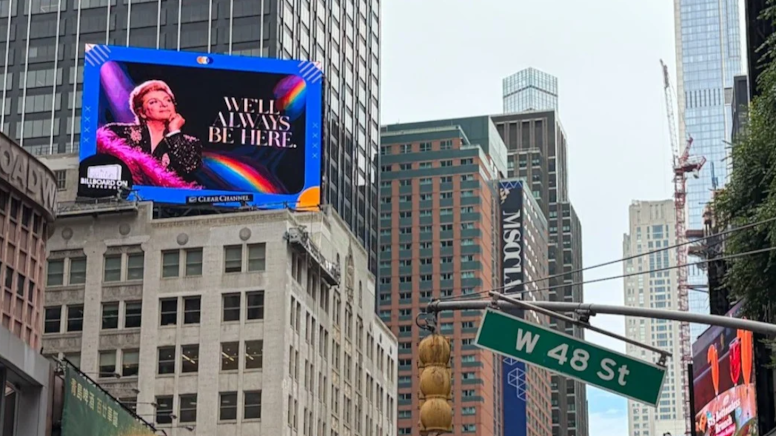 New York'ta karşısına çıktı: Aktivistlerden Erdoğan'a 'Zeki Müren'li' protesto - Görsel 1