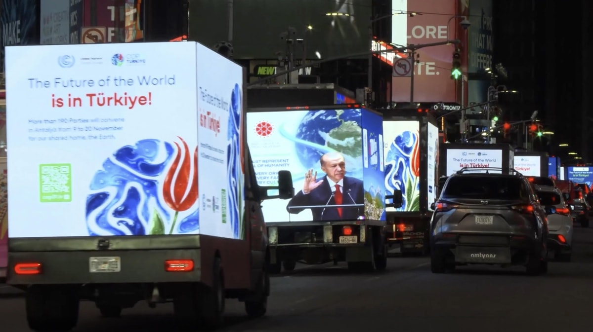 New York’ta reklam konvoyu - Görsel 2
