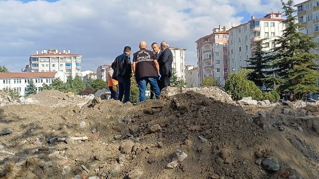 Okul binasının yıkımı sırasında kafatası ve kemik parçaları bulundu - Görsel 3