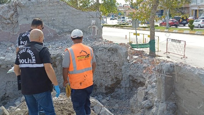 Okul binasının yıkımı sırasında kafatası ve kemik parçaları bulundu - Görsel 2