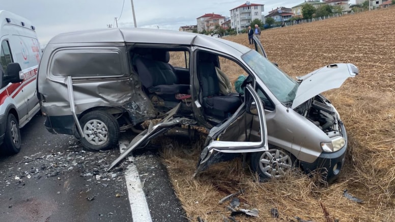 Otomobille minibüs çarpıştı: 6 yaralı - Görsel 1