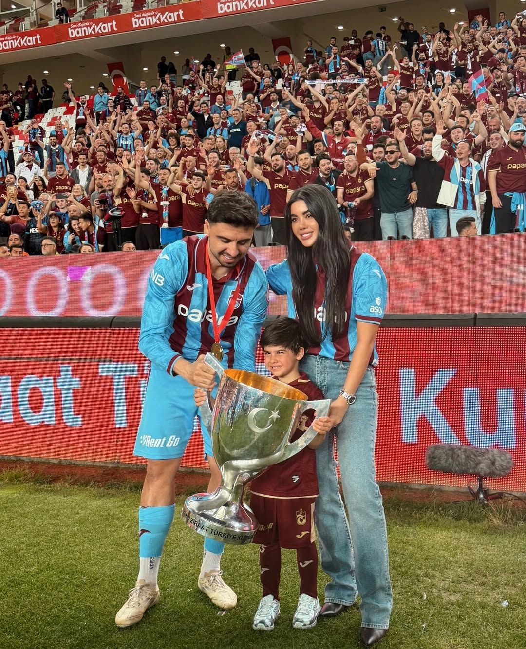 Ozan Tufan ve eşi Trabzon'a iyice alıştı: Yayla yayla gezip kuymak yapıyorlar - Görsel 1