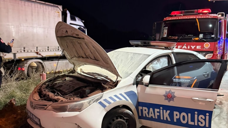 Sakarya'da TIR radar polisi aracına çarptı: Şoför ağır yaralandı, polisler son dakikada kurtuldu - Görsel 1