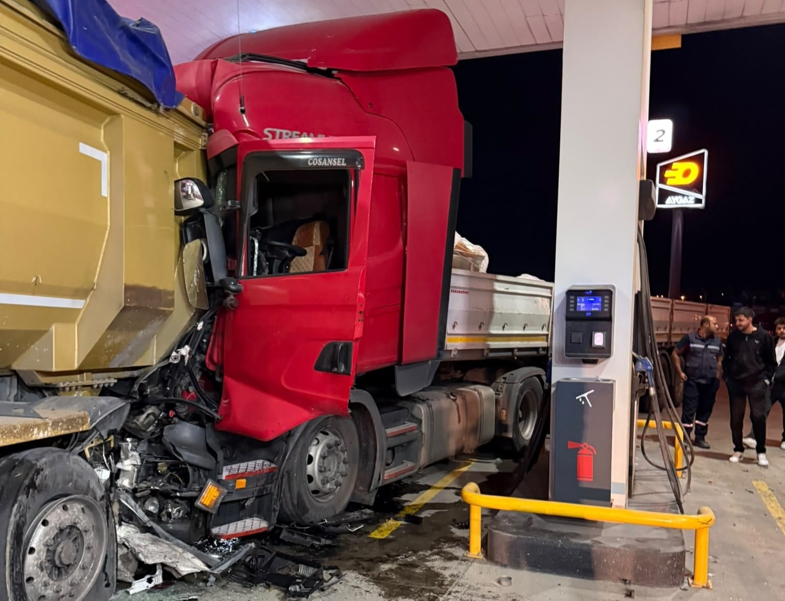 Sakarya'da TIR radar polisi aracına çarptı: Şoför ağır yaralandı, polisler son dakikada kurtuldu - Görsel 2