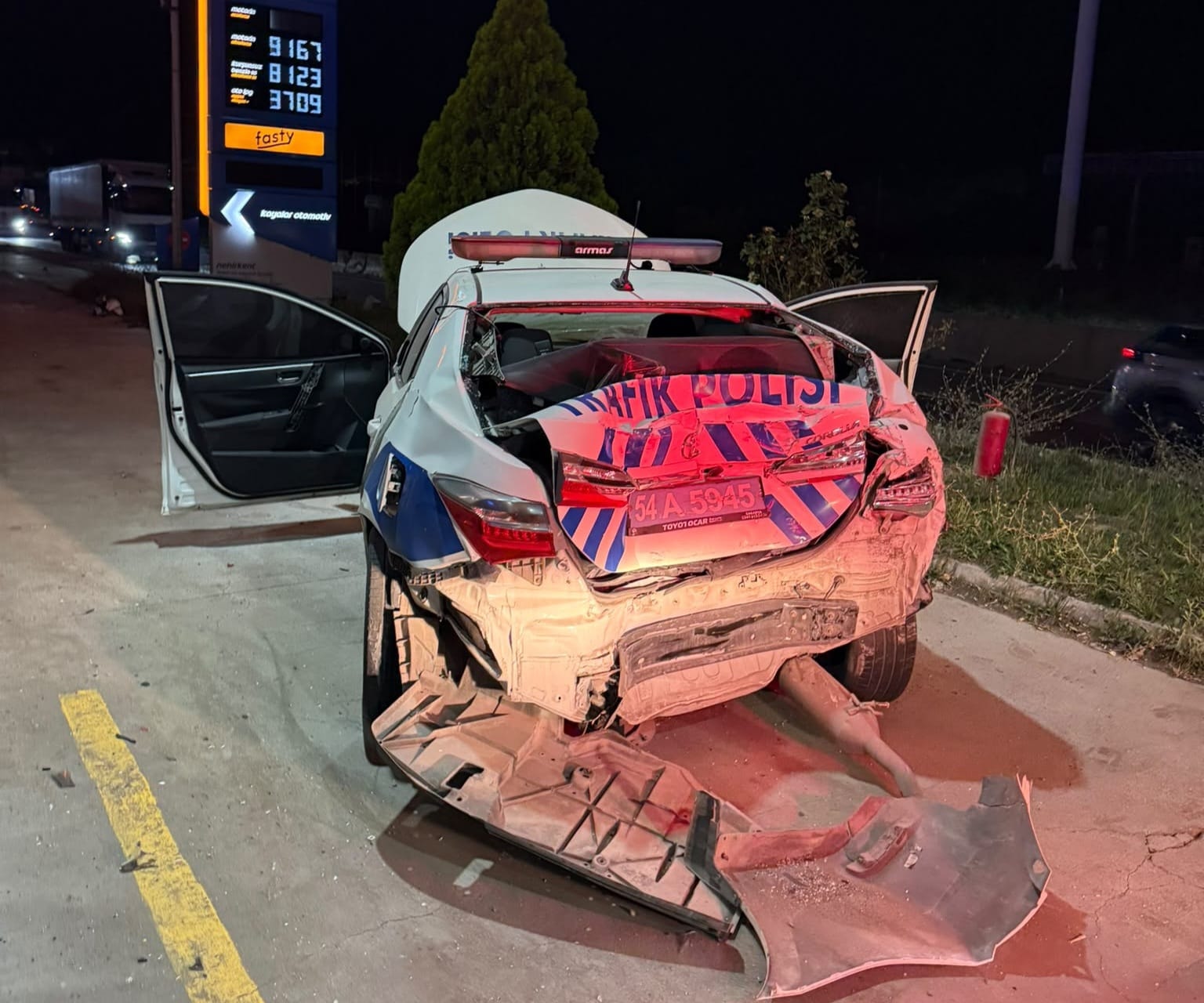 Sakarya'da TIR radar polisi aracına çarptı: Şoför ağır yaralandı, polisler son dakikada kurtuldu - Görsel 5