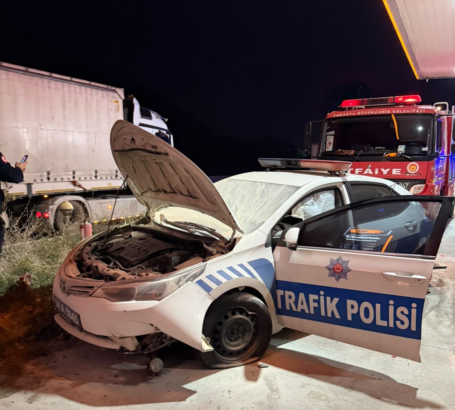Sakarya'da TIR radar polisi aracına çarptı: Şoför ağır yaralandı, polisler son dakikada kurtuldu