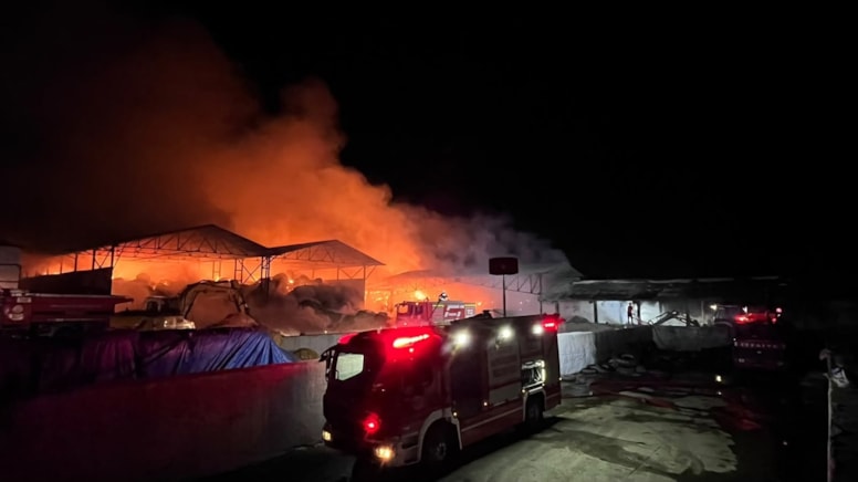 Saman deposundaki yangın ekipleri harekete geçirdi - Görsel 1