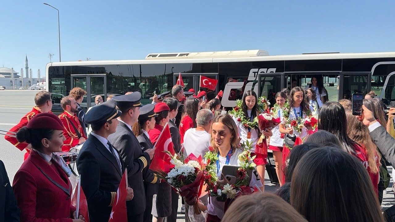 Şampiyon Sultanlar yurda döndü! Havalimanında büyük coşku - Görsel 2