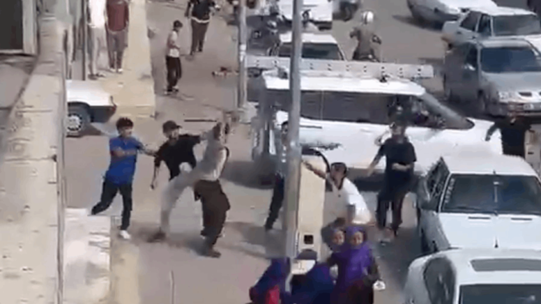 Şanlıurfa'da meydan savaşı gibi alacak-verecek kavgası: Taşlar ve sopalar havada uçuştu, 1'i ağır 9 yaralı! - Görsel 1