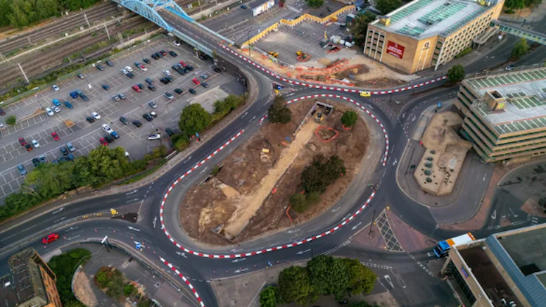 Şehrin ortasındaki yol inşaatında onlarcası topraktan çıktı - Görsel 1