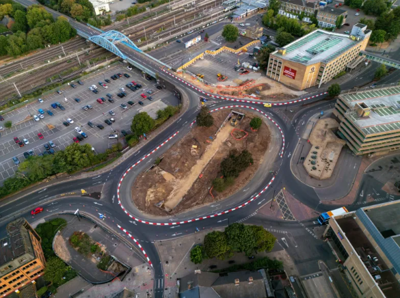 Şehrin ortasındaki yol inşaatında onlarcası topraktan çıktı