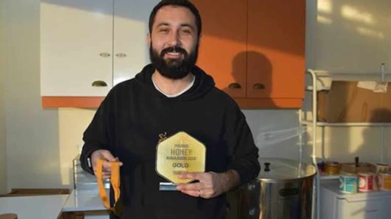 Şırnak'ın 1640 metre rakımındaki organik balı, Paris ve Londra'da kör tadtırmayla iki kez altın madalya kazandı - Görsel 1