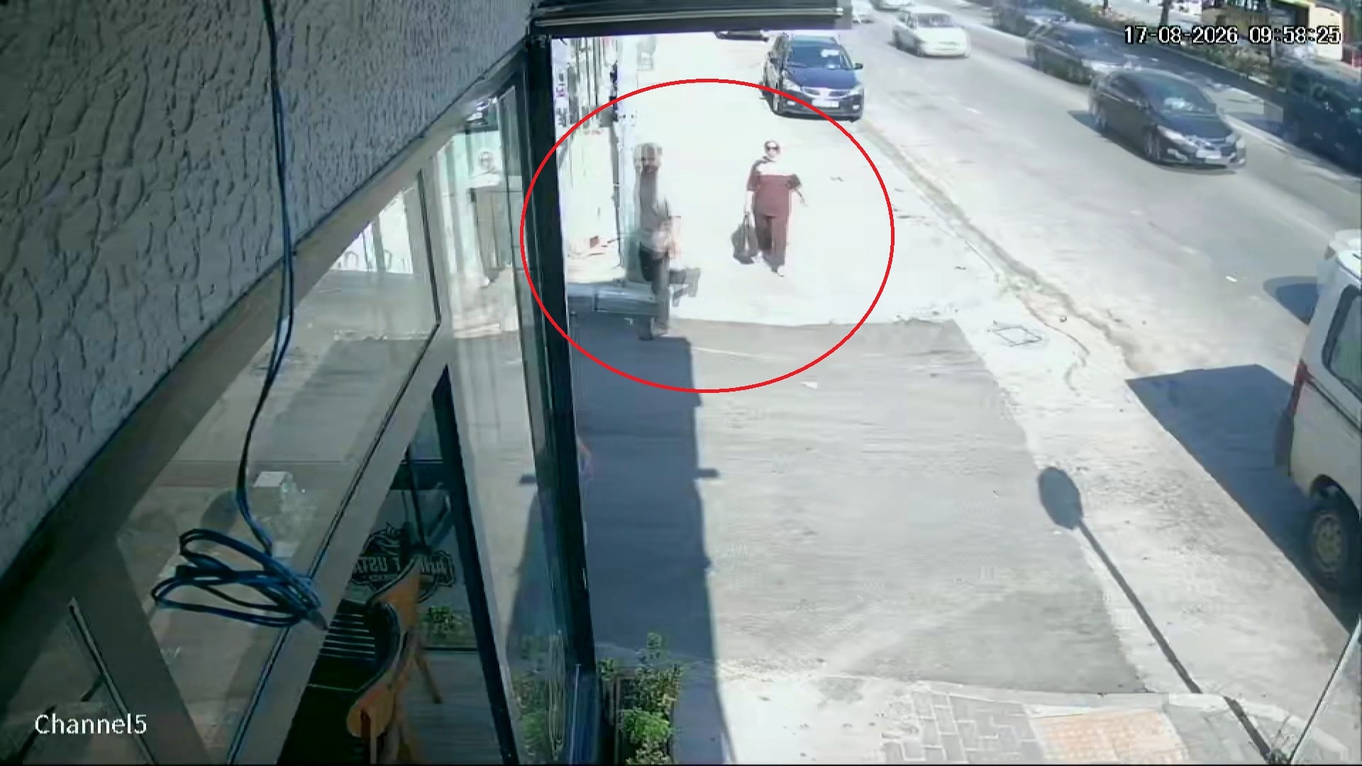 Tabancayla vurup yerde sopayla dövdüler - Görsel 1