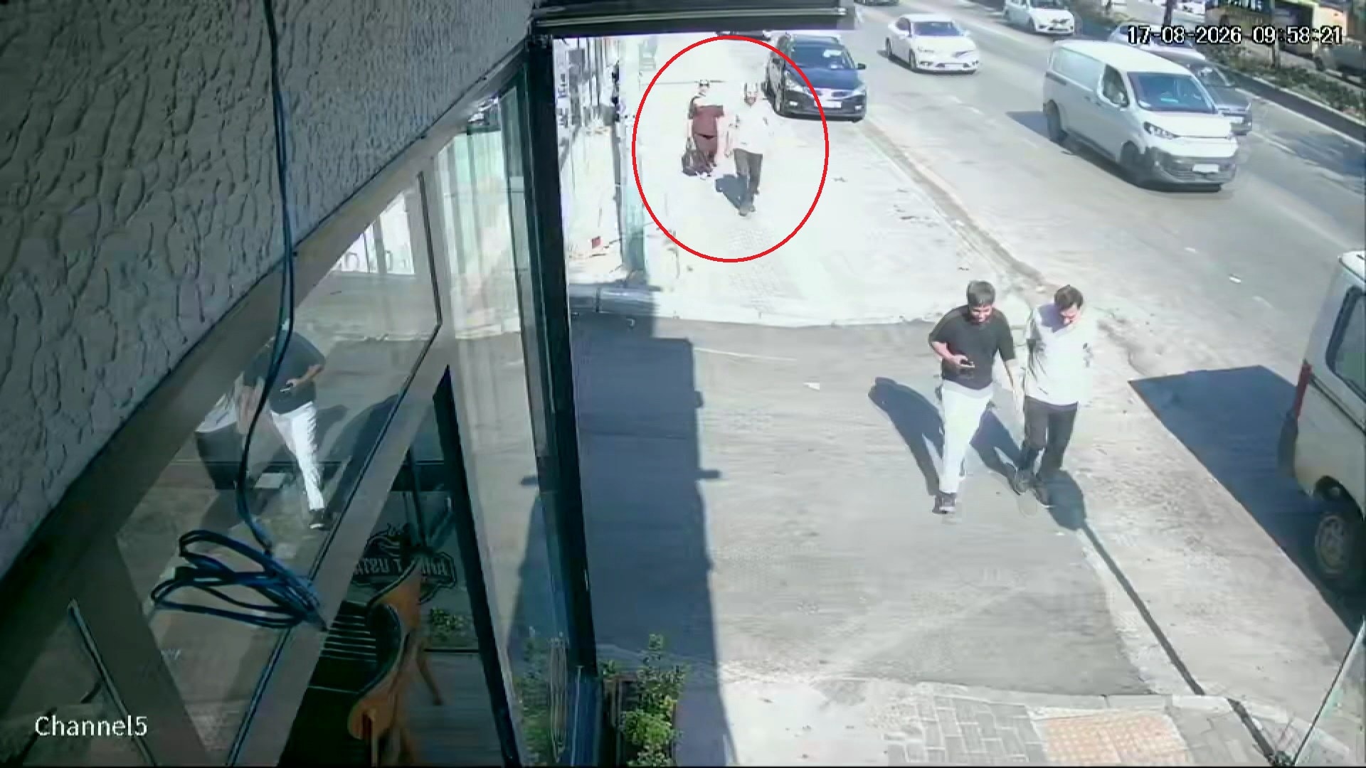 Tabancayla vurup yerde sopayla dövdüler - Görsel 2