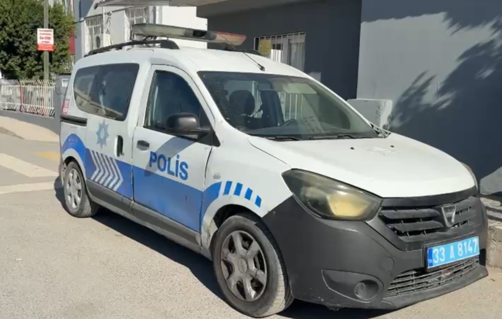 Tarsus'ta 7 yaşındaki öğrenci çantasına babasının ruhsatlı tabancasını koymuş, babası "unuttum" diye ifade verdi - Görsel 1
