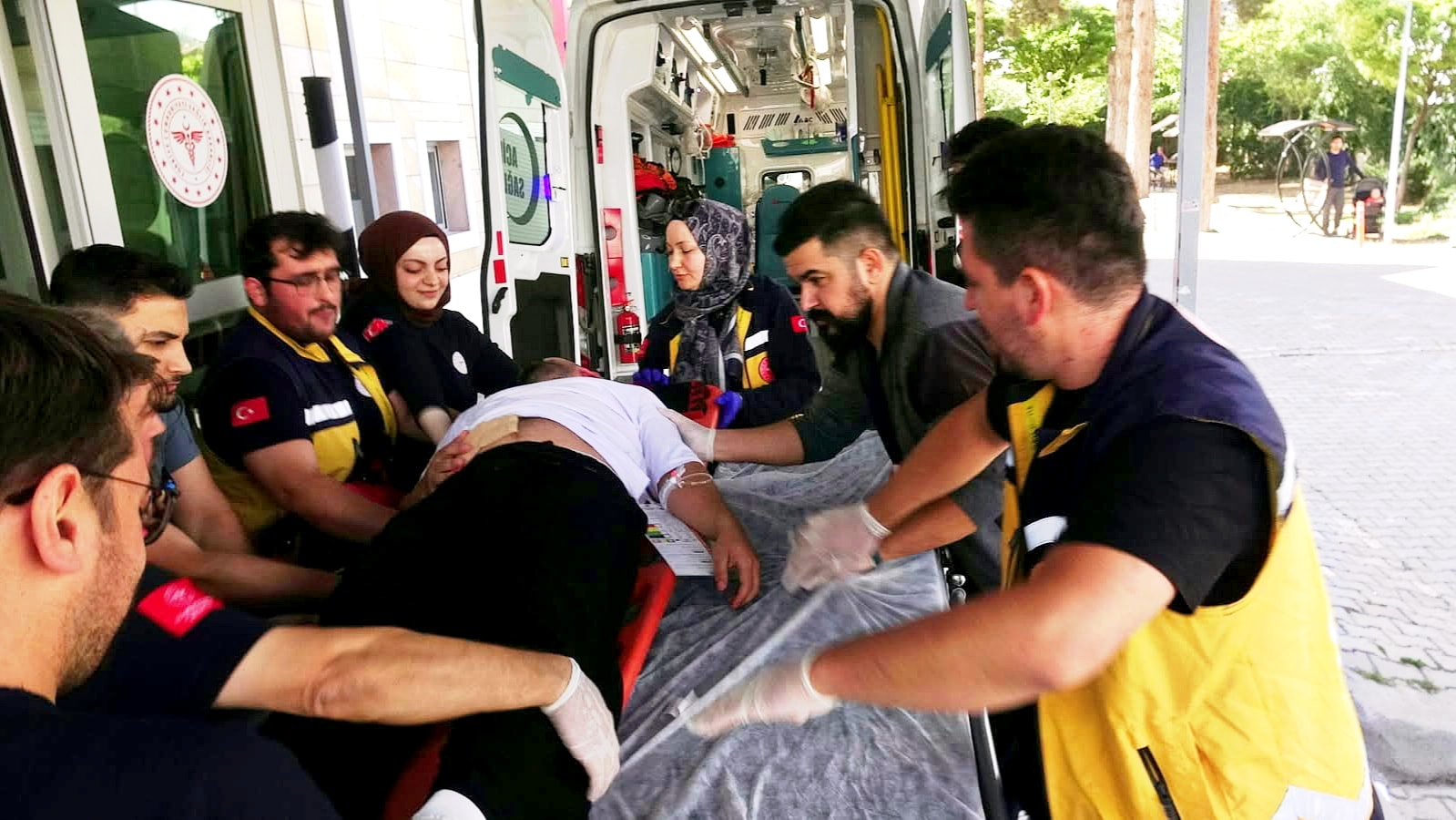 Tatbikatı gerçek sandı! Muhtarın hastane önündeki panik anları kamerada - Görsel 4