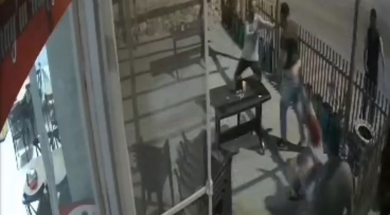 'Terbiyeli olun' uyarısı sonrası dehşeti yaşadılar: Çiftin darbedildiği anlar kamerada - Görsel 4