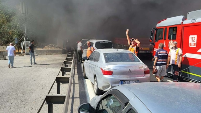 TIR yangını tünel geçişini kapattı - Görsel 1