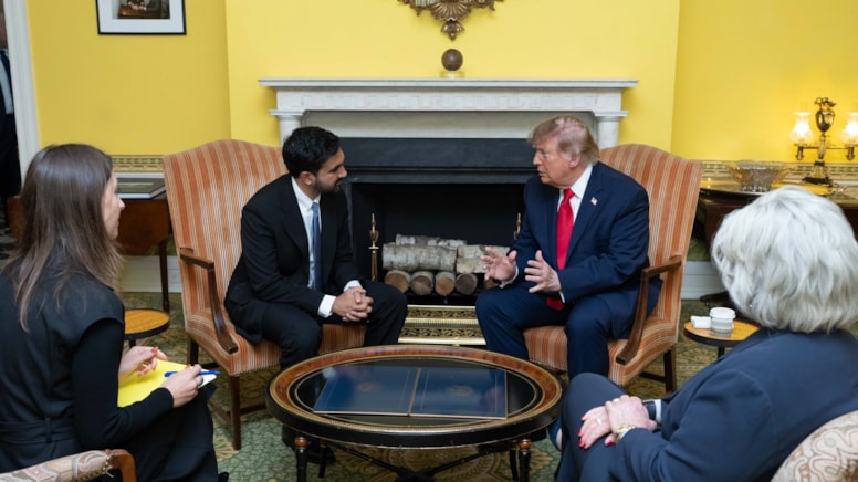 Trump'ın en büyük siyasi rakibiyle samimi pozları dikkat çekti - Görsel 1