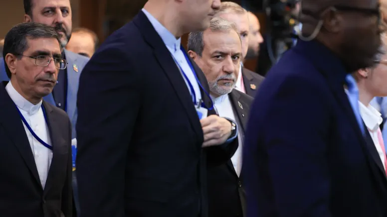 Trump, İran Dışişleri Bakanı'yla görüştü: Savaş sonu yakın mı? - Görsel 1