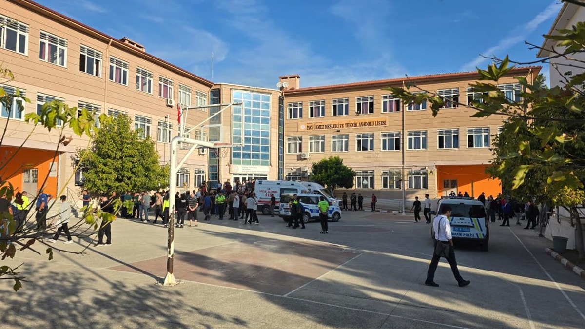 Turgutlu'da okul önünde silahlı saldırı: 10 şüpheli adliyeye sevk edildi