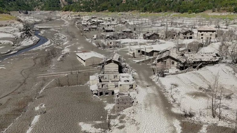 Türkiye'nin en yeni 'Batık Köyü' sular çekilinde ortaya çıktı - Görsel 1