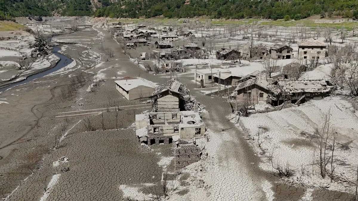 Türkiye'nin en yeni 'Batık Köyü' sular çekilinde ortaya çıktı