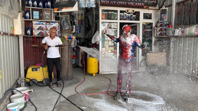 Türkiye’yi gezen Örümcek Adam’ı hortumla yıkadılar - Görsel 1