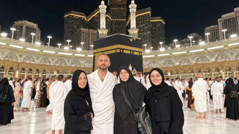Umreye giden 4 kişilik aile 8 aydır Türkiye'ye dönemiyor - Görsel 1