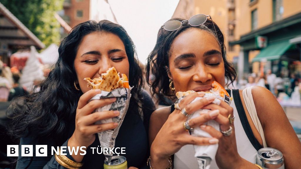 Yalnız yemek yemek depresyon ve bunama riskini artırıyor, bilim insanları uyardı