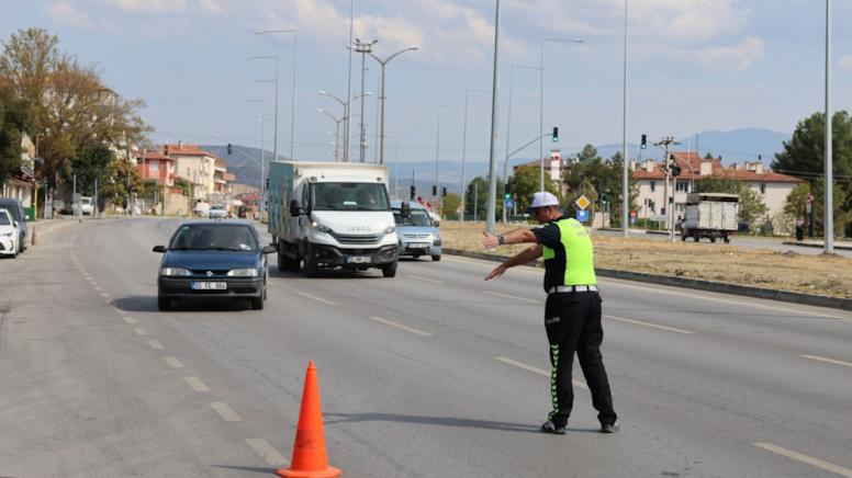 Yoldan geçerken gördüler: Dev kazanlar başında toplandılar - Görsel 1